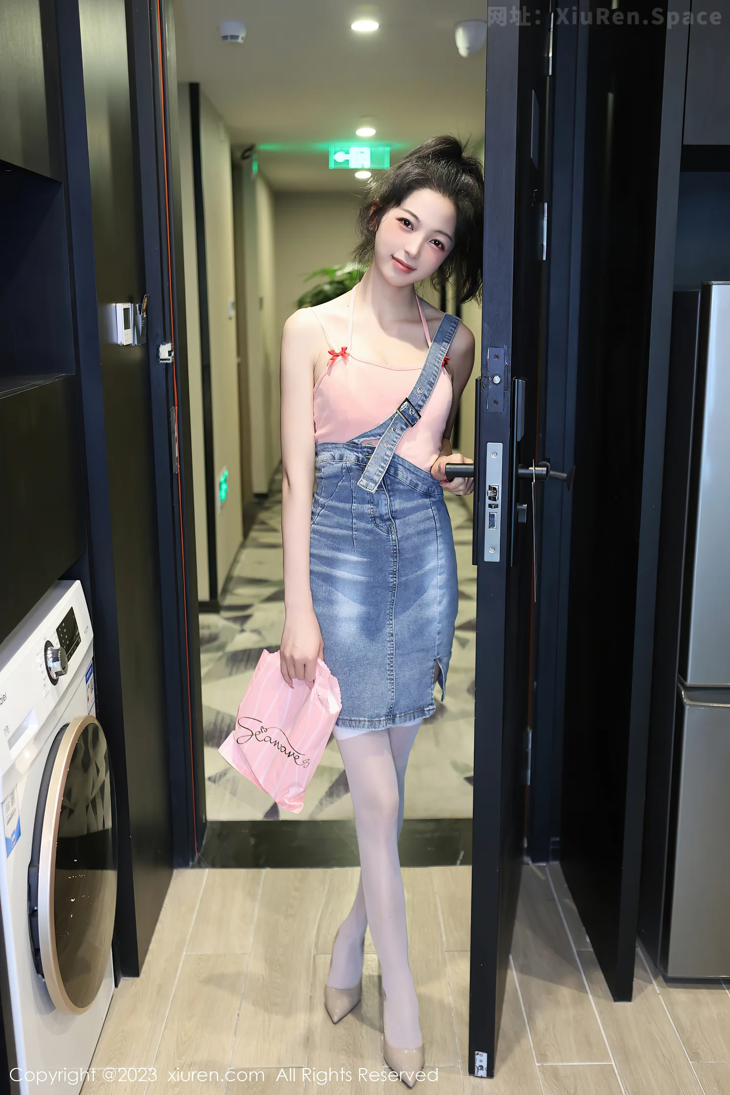 图片[2]-[XiuRen秀人网]2023.05.29 VOL.6816 茜茜Kimi 牛仔短裙与白色蕾丝内衣加白色丝袜美腿性感私房写真集-秀人网官方网站